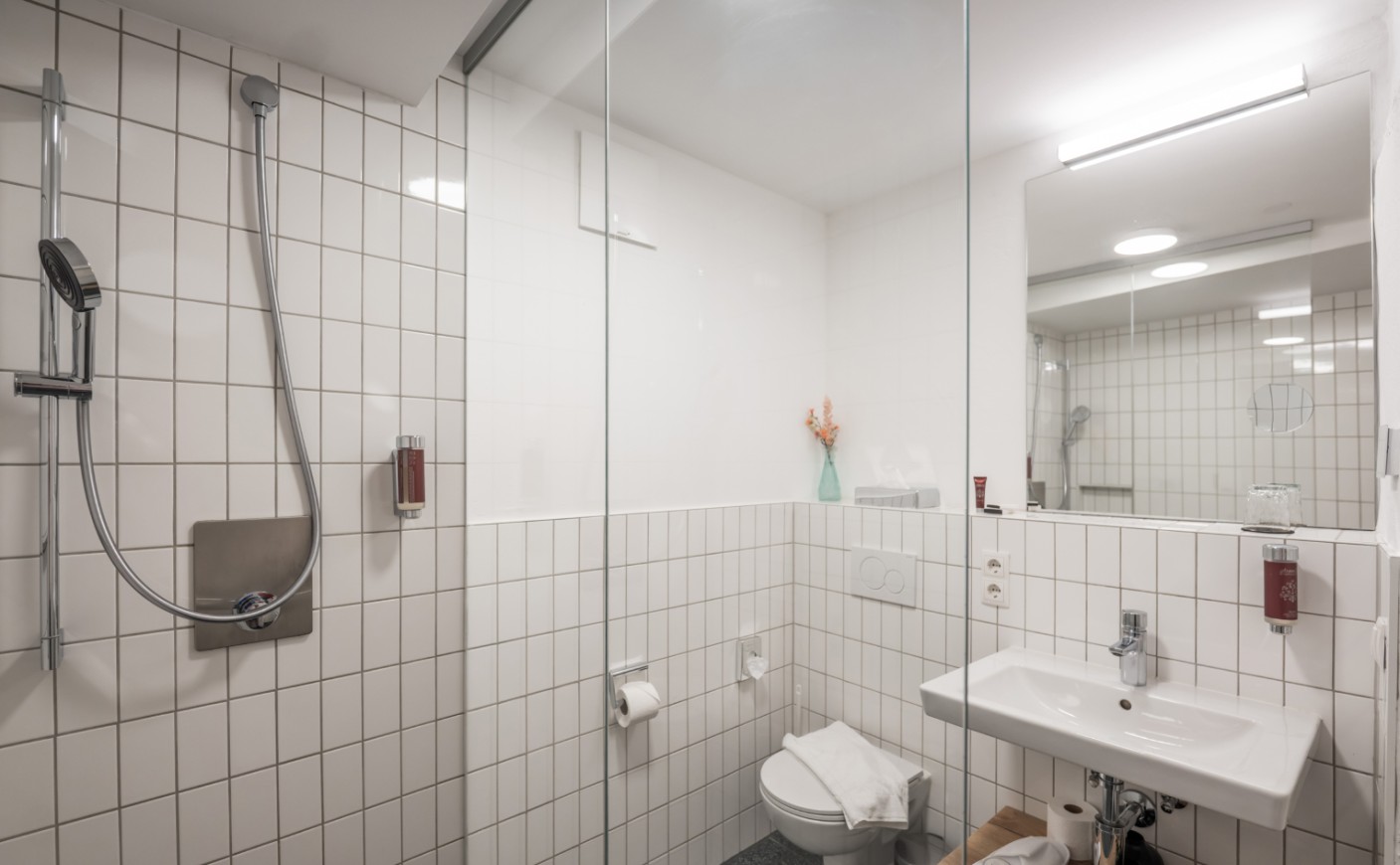 Modernes Badezimmer mit Dusche im Economy Apartment