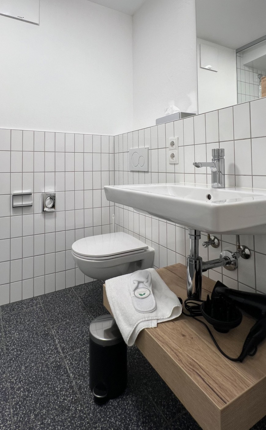 Modernes Badezimmer mit Dusche und WC im Apartment