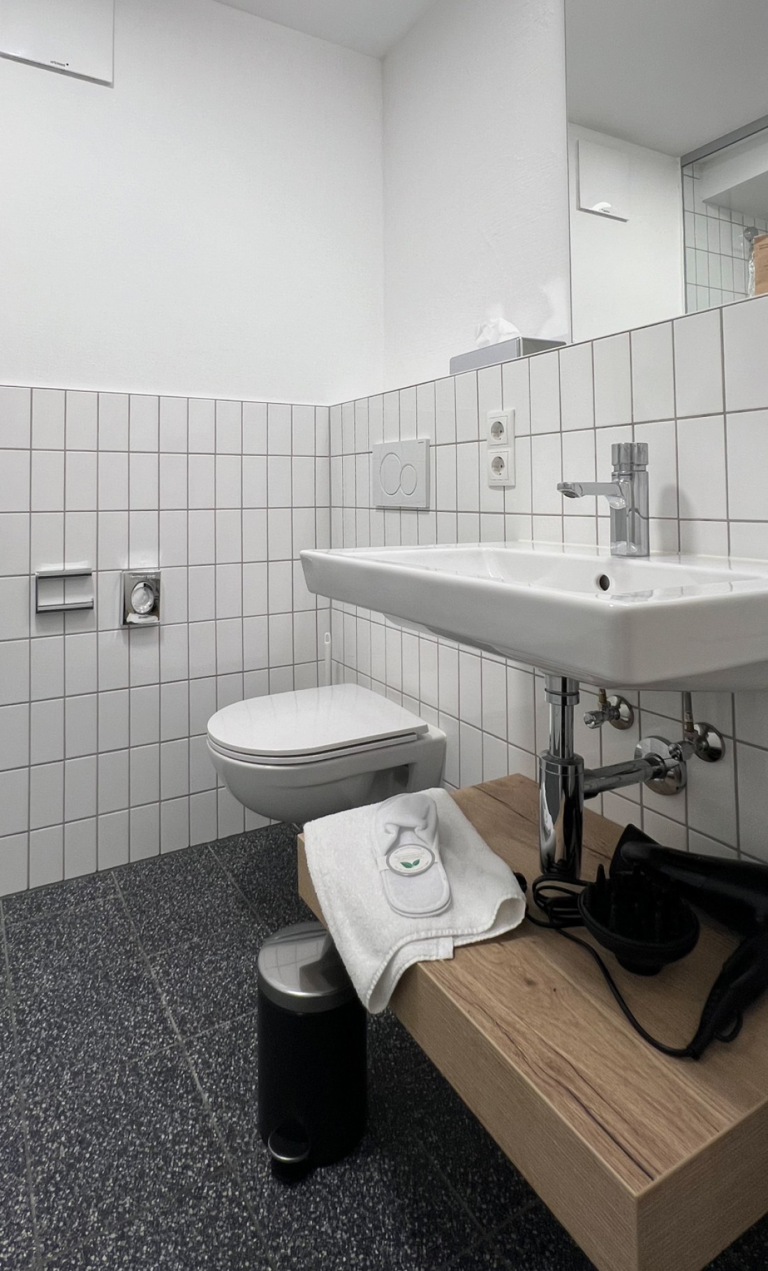 Modernes Badezimmer mit Dusche und WC im Apartment