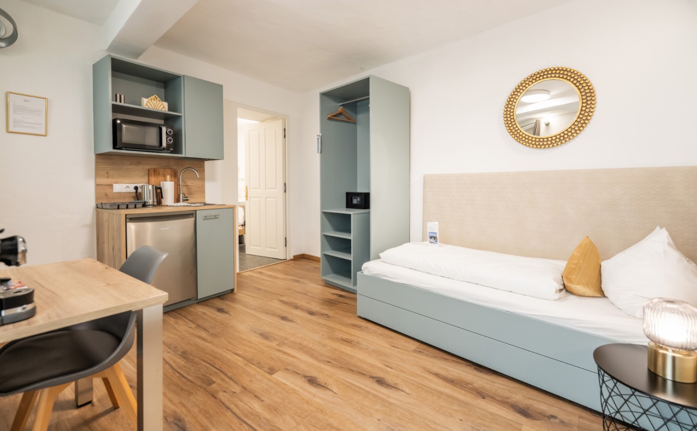 Wohnbereich mit K&uuml;chenzeile im Economy Apartment in Salzburg