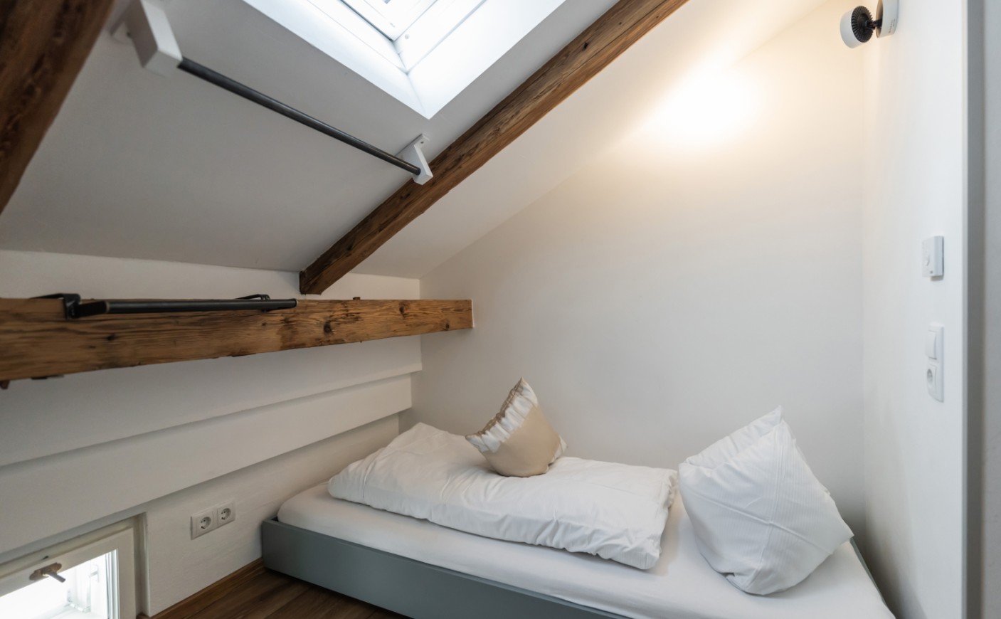 Gem&uuml;tlicher Schlafbereich unter dem Dach in der Loft Suite
