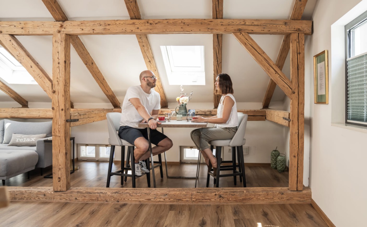 Essbereich der Loft Suite mit gro&szlig;z&uuml;gigem Raumgef&uuml;hl und Dachfenster