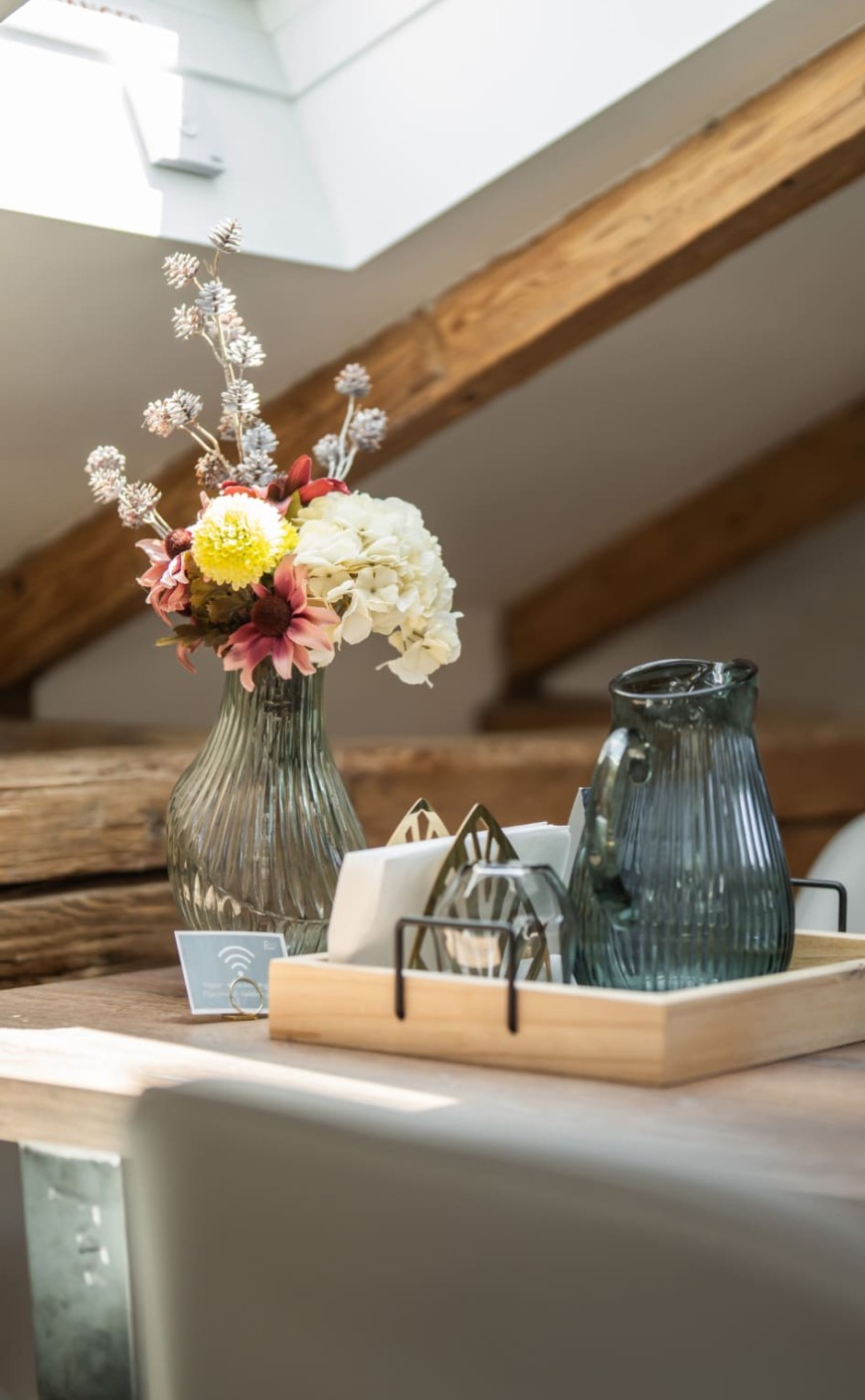 Stilvolle Dekoration im Wohnbereich der Loft Suite