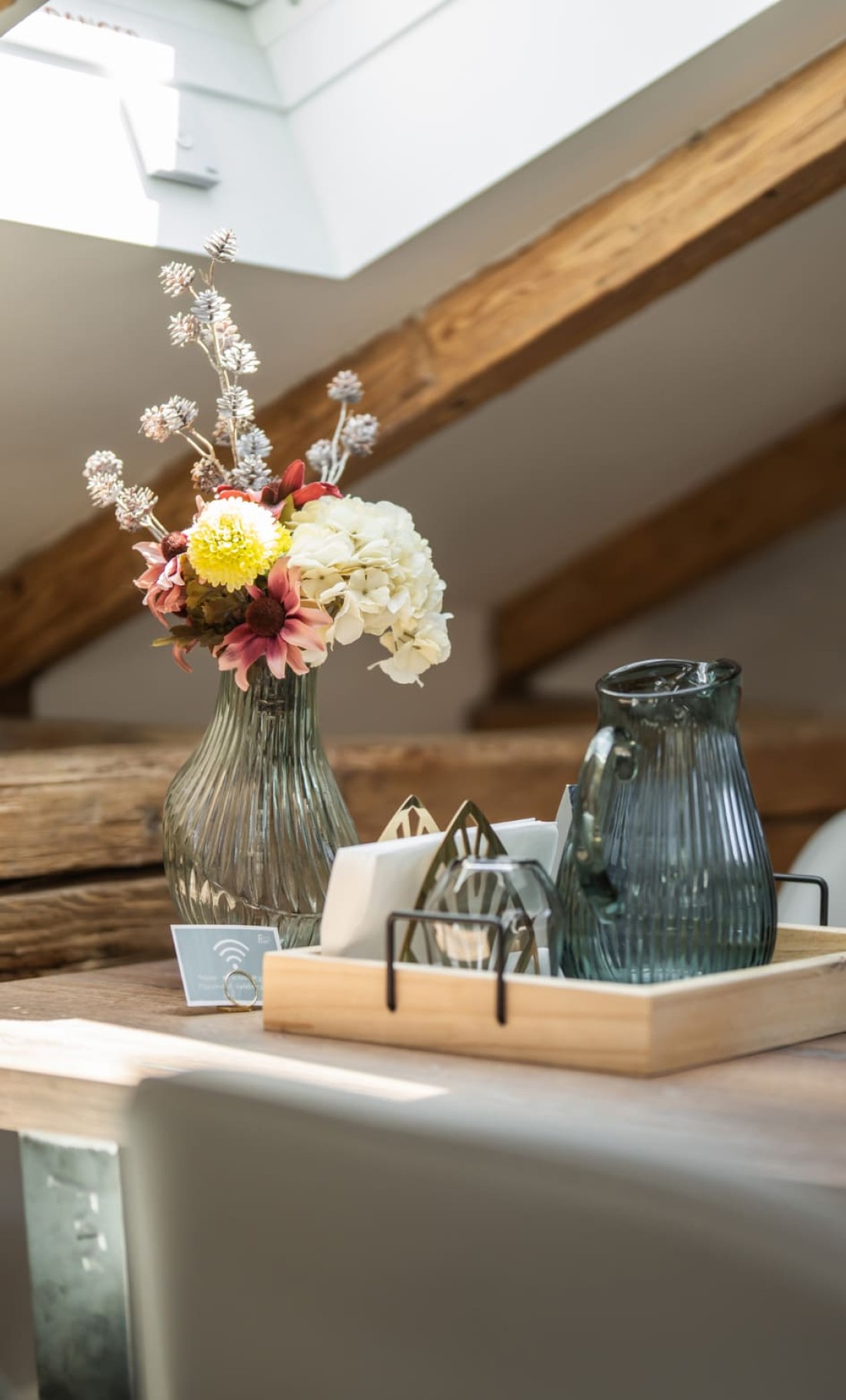 Stilvolle Dekoration im Wohnbereich der Loft Suite