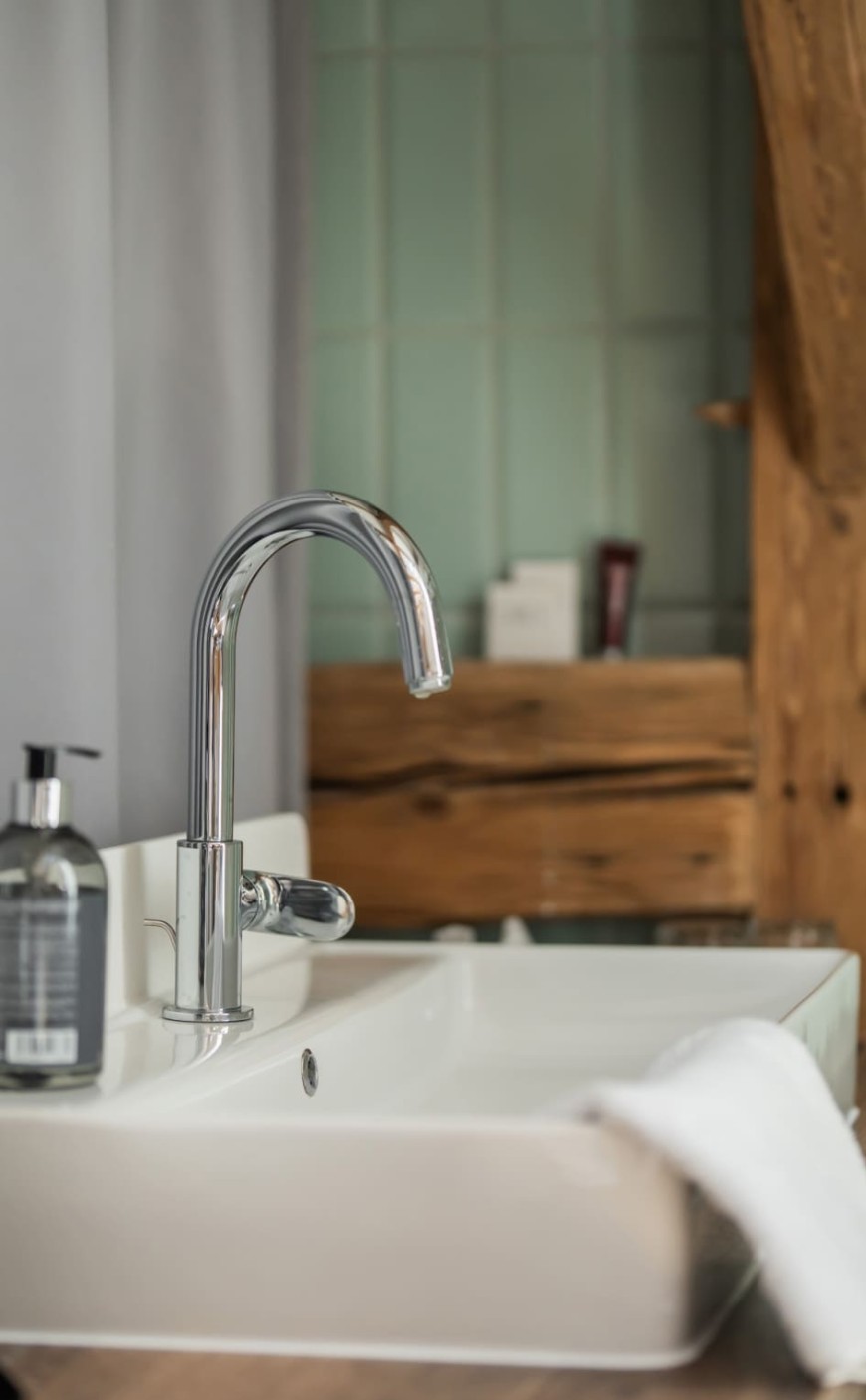 Modernes Waschbecken mit stilvoller Holzausstattung im Badezimmer