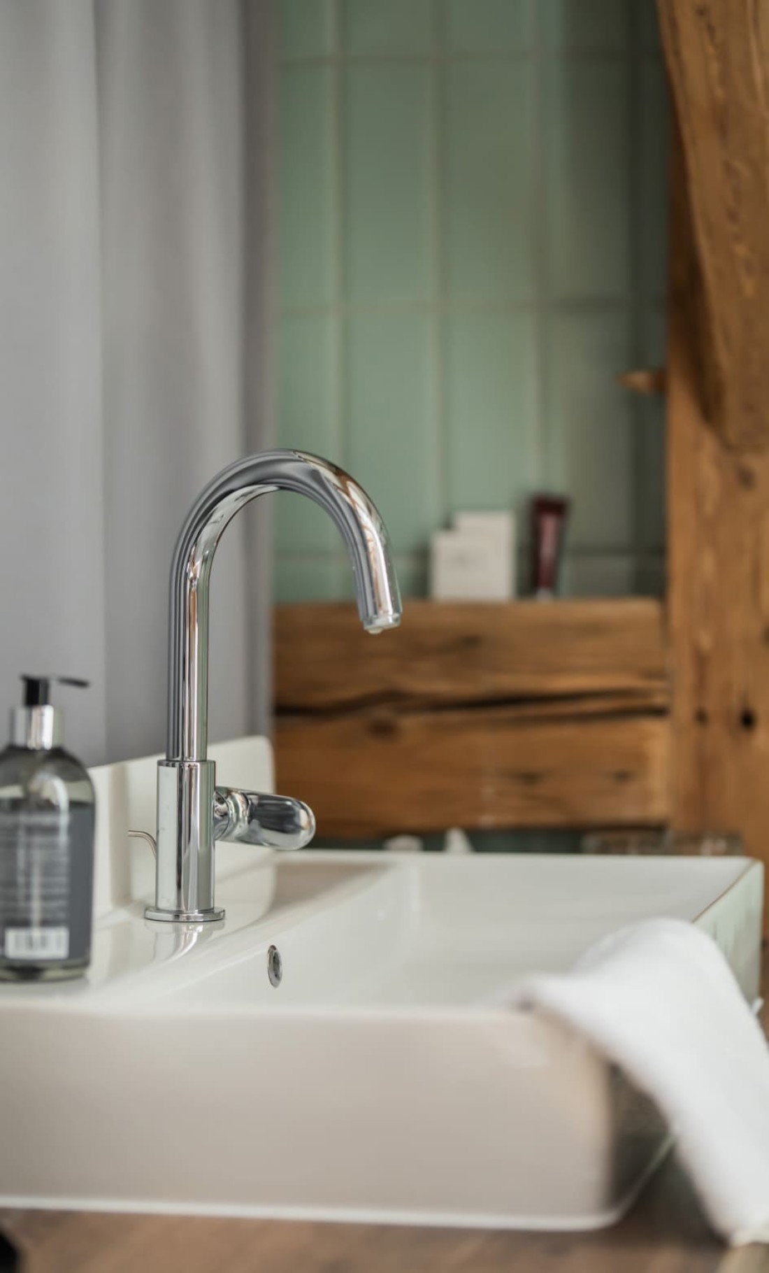 Modernes Waschbecken mit stilvoller Holzausstattung im Badezimmer