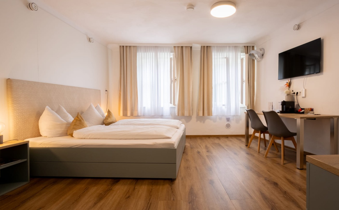 Helles Premium Apartment mit Doppelbett, Schreibtisch und TV