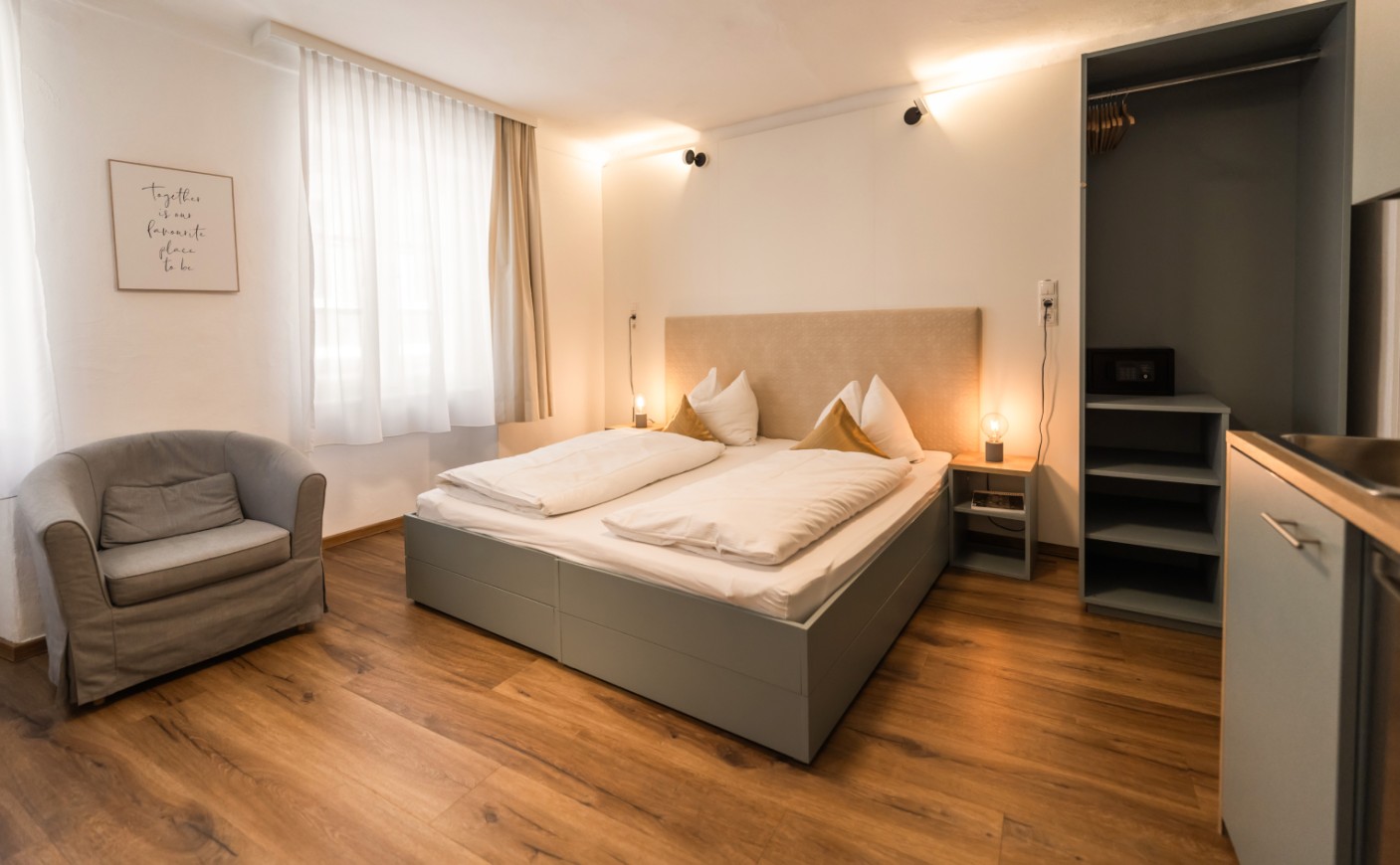 Wohnkomfort mit Doppelbett und Sitzgelegenheit im Apartment