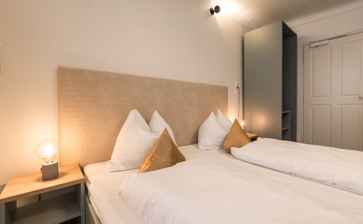 Komfortables Doppelbett im Standard Apartment in Salzburg