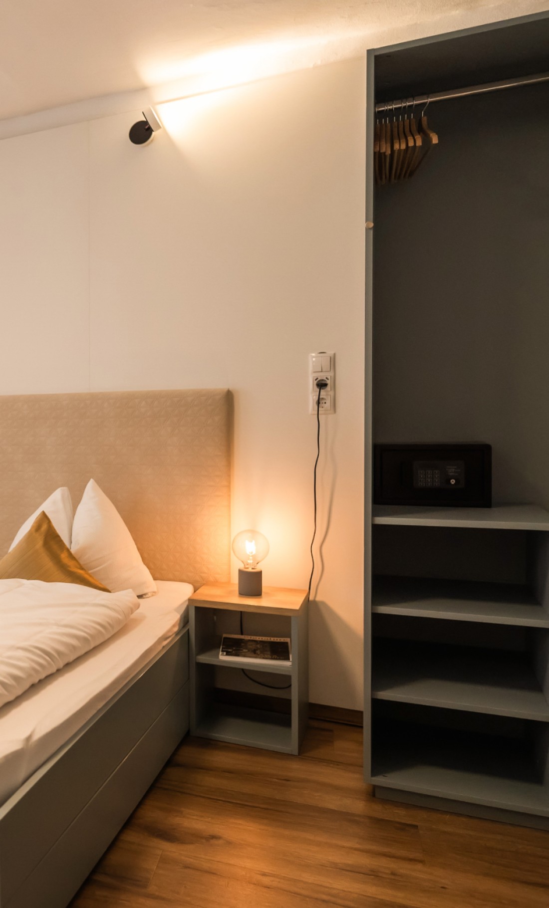 Schlafbereich mit offenem Kleiderschrank im Standard Apartment