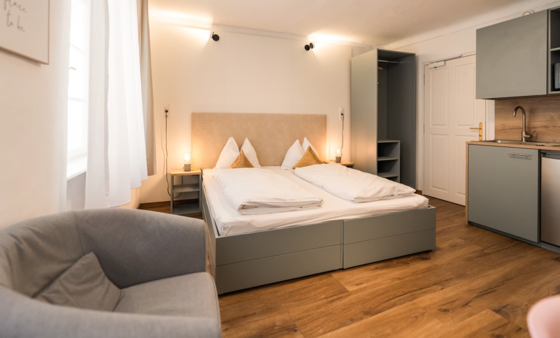 Standard Apartment mit Doppelbett, K&uuml;chenzeile und Sitzbereich