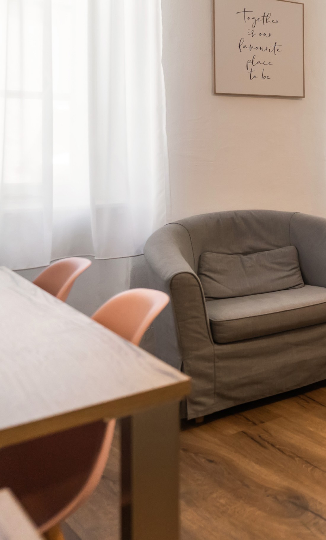 Gem&uuml;tliche Sitzecke am Fenster im Standard Apartment