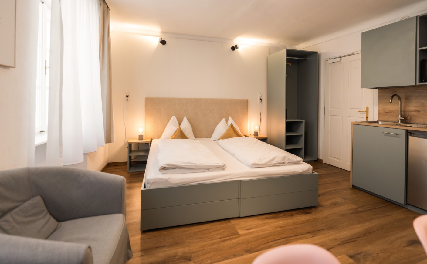 Modernes Apartment mit offener K&uuml;chenzeile und gem&uuml;tlichem Ambiente