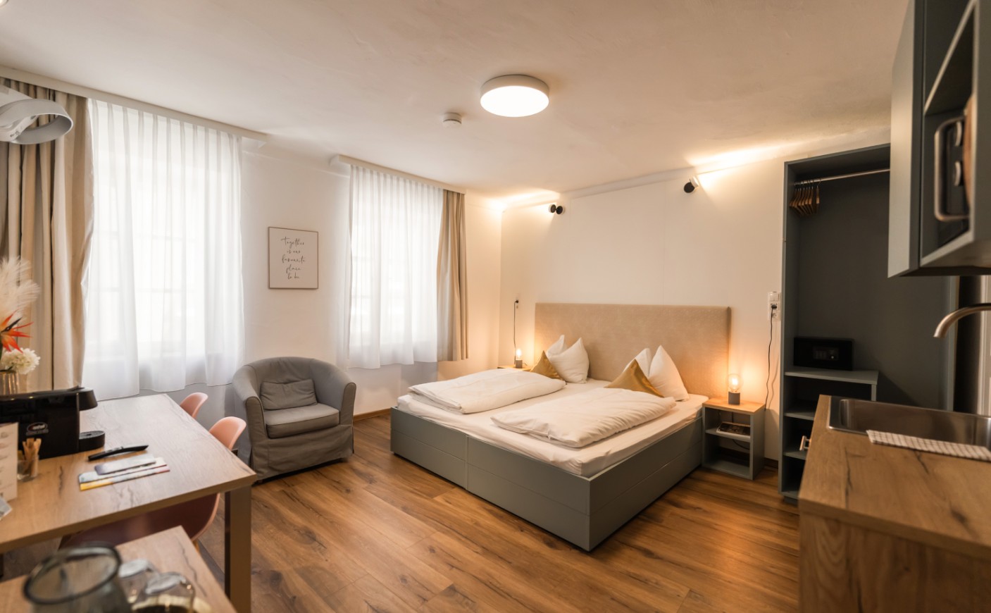 Heller Wohn- und Schlafbereich im Standard Apartment