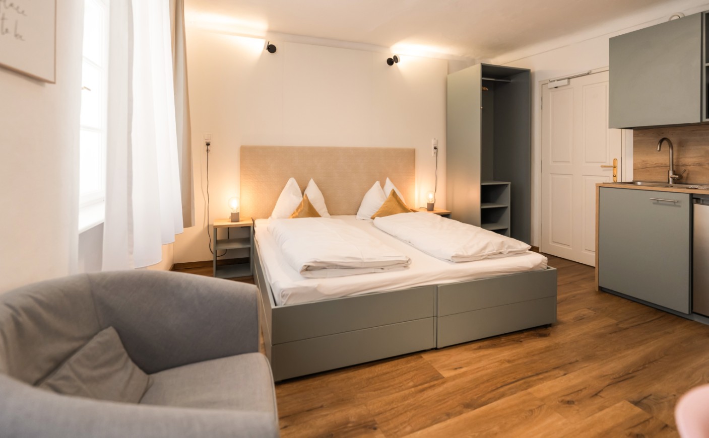 Standard Apartment mit Doppelbett, K&uuml;chenzeile und Sitzbereich