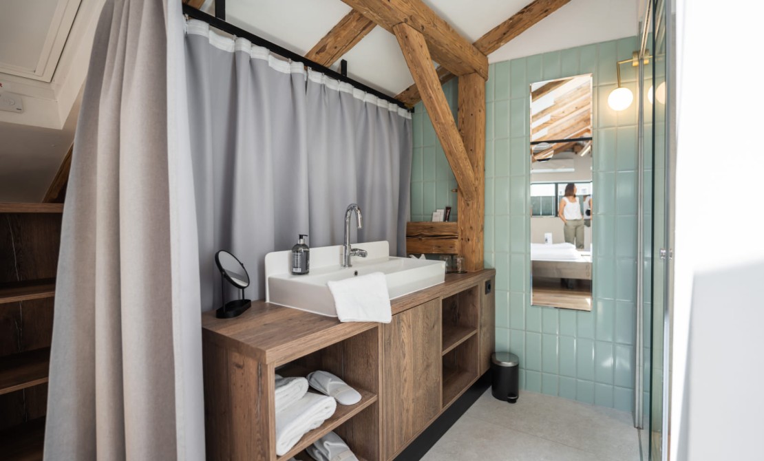 Modernes Badezimmer mit Dusche und stilvollen Holzelementen