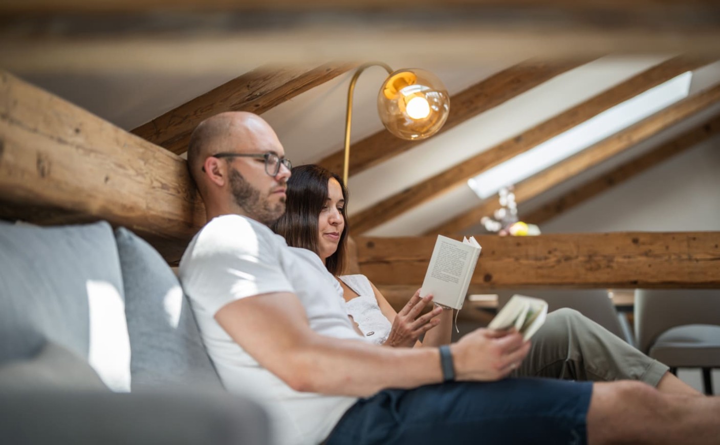 Paar genie&szlig;t entspannte Lesestunden in der Loft Suite