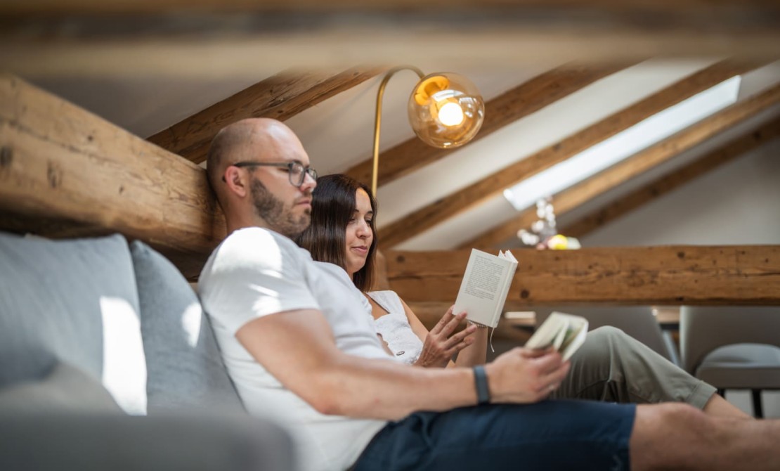 Paar genie&szlig;t entspannte Lesestunden in der Loft Suite