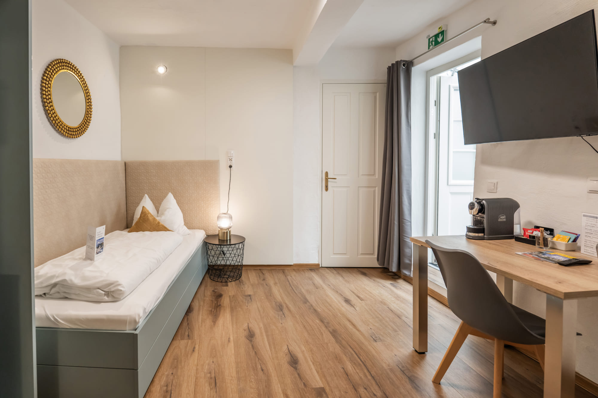 Apartment Economy Zimmer mit Einzelbett und Schreibtisch