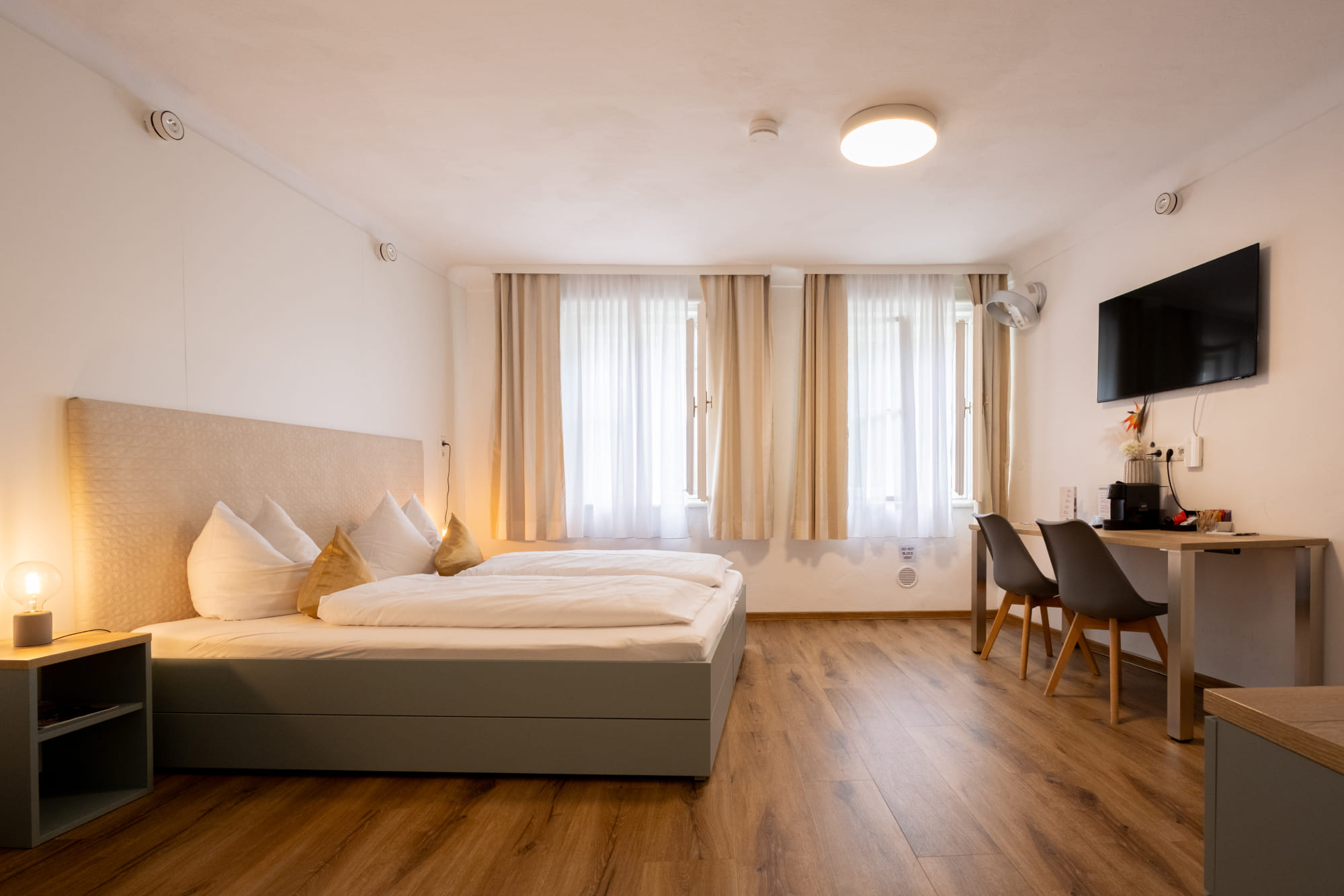 Premium Apartment mit Doppelbett und Schreibtisch